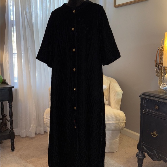 Vintage large, black velour Coat with Red Lining - Picture 3 of 7